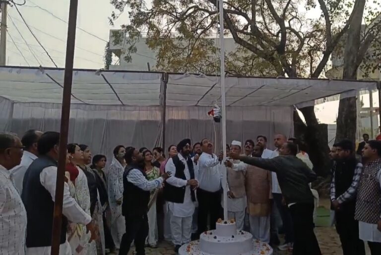 गणतंत्र दिवस पर बड़ी लापरवाही, ध्वजारोहण के दौरान गिरा राष्ट्रध्वज