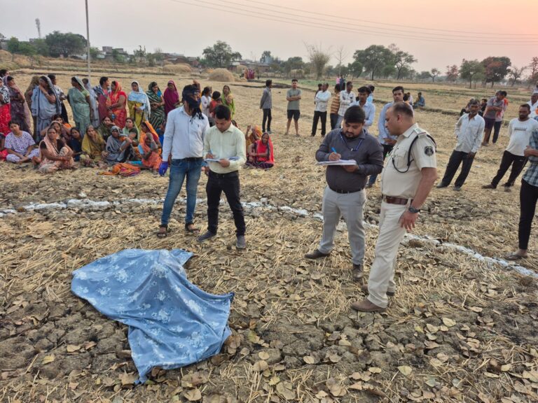 खेत में मिला युवक का शव, सिर पर चोट के निशान से हत्या की आशंका