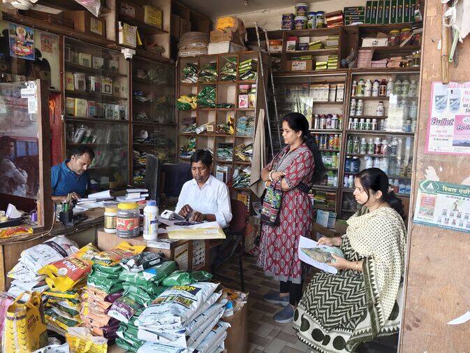 खाद वितरण में खेल:-स्टॉक में हेराफेरी पर तखतपुर की दो दुकानें सील, 21 दिन तक नहीं बेच पाएंगे उर्वरक